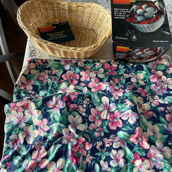 Vintage Reusable Bread/baked goods warming basket - Picture 3 of 4